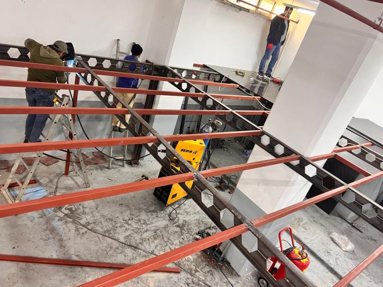 Birlik Metal Yapı, İstanbul genelinde özellikle Beyoğlunda demir kapı imalatı, ferforje işleri, demir doğrama, kaynak işleri ve demir masa ayağı imalatı alanlarında hizmet veren profesyonel bir metal işleme firmasıdır.